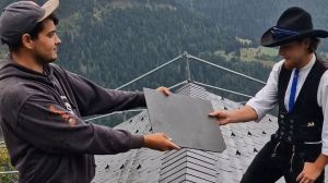 Tejas con esvásticas nazis, proyectiles antiaéreos y balas: hallazgos de un carpintero bahiense en los Alpes suizos