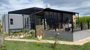 Construyó su casa modular en Santa Fe y la llevó 500 km en camión hasta un paraíso de Córdoba: «Quería otra vida»