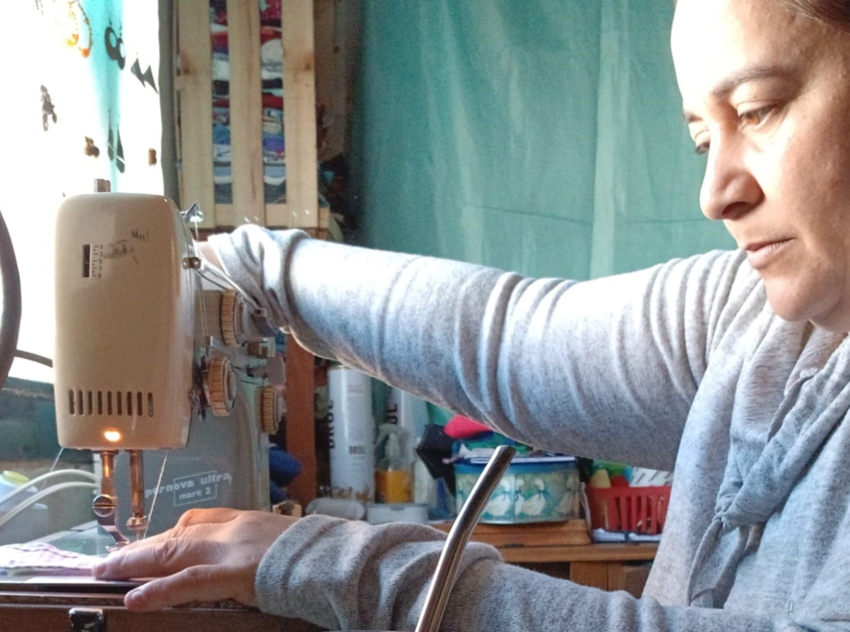 La historia de resiliencia y solidaridad de Araceli en Catriel a través de la costura