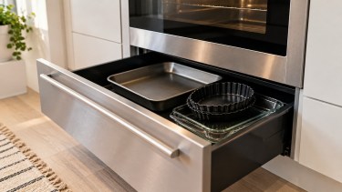Para qué sirve realmente el cajón debajo del horno: no siempre es para guardar bandejas