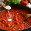 Imagen de Ni azúcar ni miel: el ingrediente que ayuda a quitar la acidez de la salsa de tomate y mejora su sabor