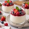 Imagen de Panna cotta de yogur griego y frutos rojos: receta fácil, sin horno y lista en pocos pasos