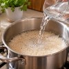 Imagen de Agua fría en el arroz: el truco de cocina que se volvió popular y si realmente sirve