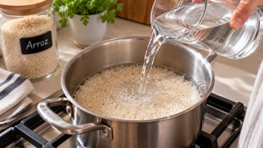 Agua fría en el arroz: el truco de cocina que se volvió popular y si realmente sirve