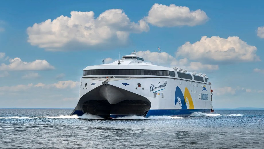 China Zorrilla dejó atrás una de las etapas más extensas de su traslado y ahora avanza hacia su destino final. Foto: Buquebus.