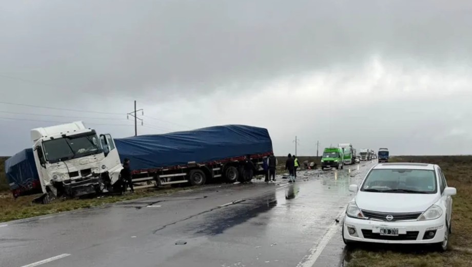 Dos personas murieron este sábado en un choque que involucró a tres vehículos en la Ruta Nacional 251.