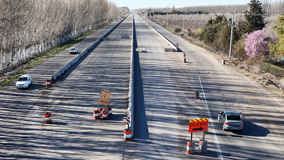 Puente 83 de la Ruta 22. La Provincia prevé intervenir las colectoras del sector para mejorar la circulación y avanzar en una solución para el tránsito. Foto: Flor Salto.