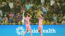 Imagen de Lionel Messi, el festejo con el roquense Mura y otro rércord al alcance de la mano
