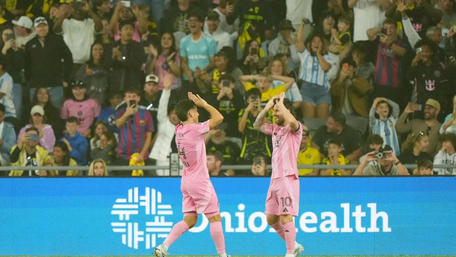 Facundo Mura y Lionel Messi, luego de la 76 perla de tiro libre del 10. (AFP)