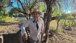 A los 67 años, Santos vive en Traslasierra en la casa de ladrillos de adobe que hace a mano y se alimenta de su huerta: «Eso nos da la tierra»
