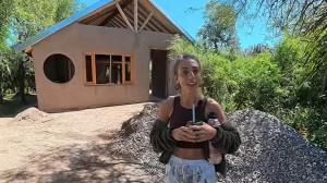 «Me animé y pude»: Ina y su refugio de piedra y barro en las sierras de Córdoba inspiran a construir a otras mujeres