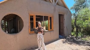 «Me animé y pude»: Ina y su refugio de piedra y barro en las sierras de Córdoba inspiran a construir a otras mujeres