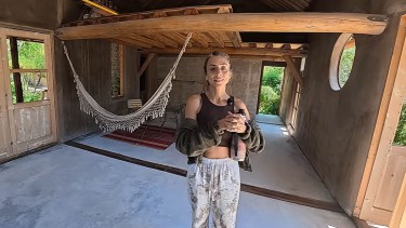 «Me animé»: Ina construyó su refugio de piedra y barro en un paraíso de las sierras de Córdoba