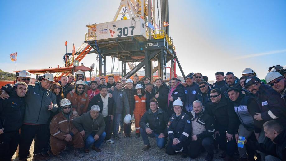Se realizó una recorrida que incluyó al gobierno provincial, representantes de los sindicatos petroleros y directivos de la compañía. Foto: Gobierno de Chubut.