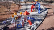 Imagen de Continúa la remodelación total de una plaza en un tradicional barrio de Cutral Co