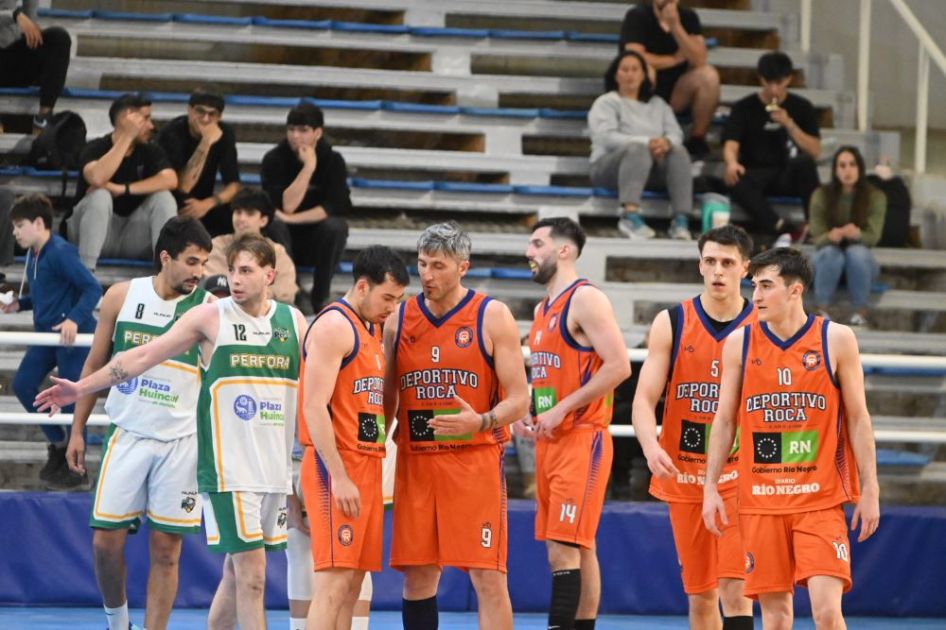 Acción del partido entre Pérfora y Deportivo Roca
