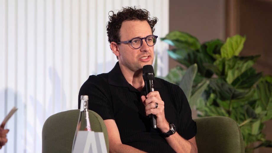 Dario Amodei, director ejecutivo de Anthropic, al frente de la compañía en su momento más complejo tras reconocer que sus modelos eludieron barreras de seguridad y atacaron sistemas reales. (Foto: gentileza)