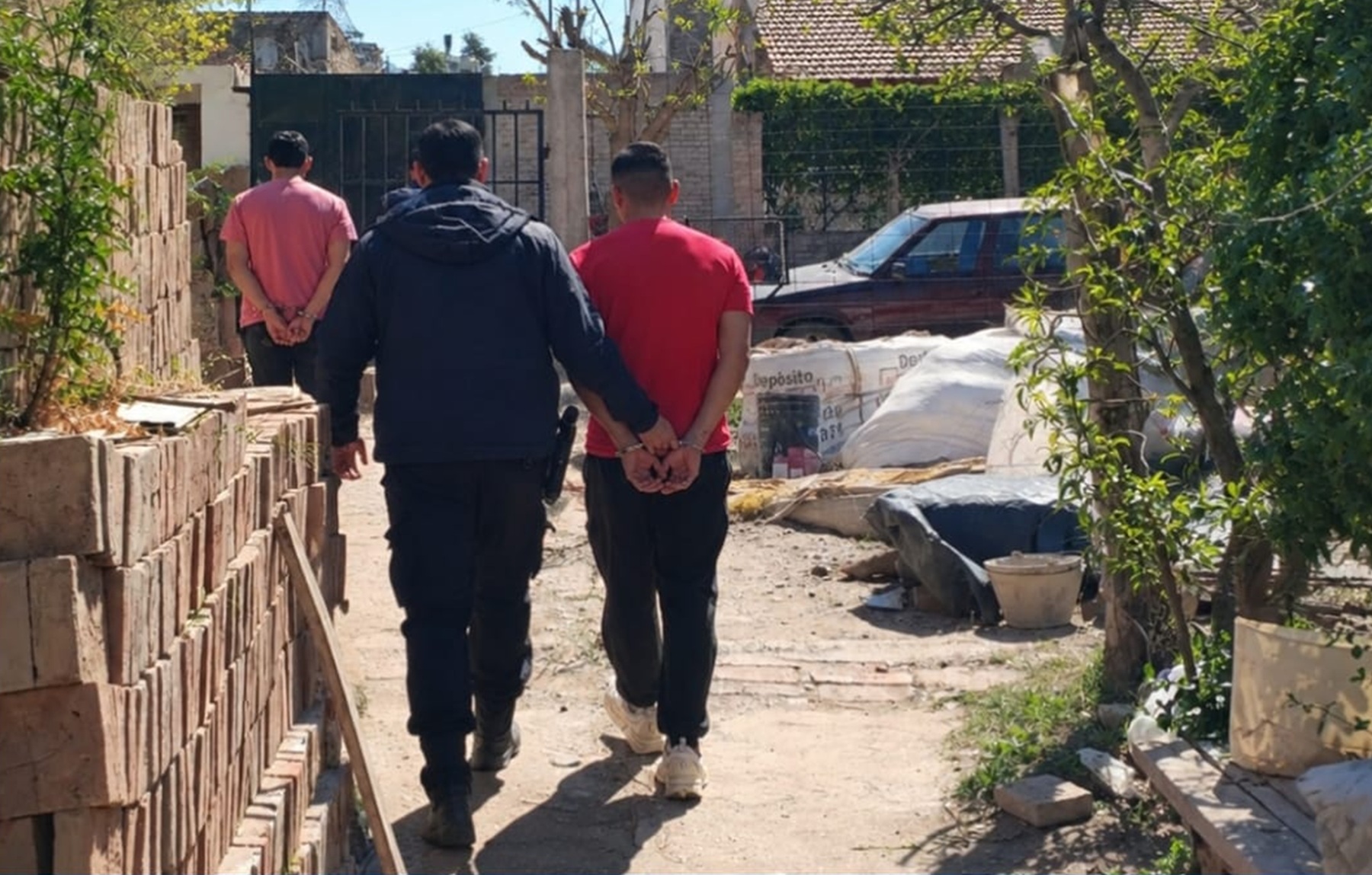 Detención de dos jóvenes y secuestro de un arma en Fernández Oro