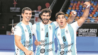 Dos hermanos y la camiseta del club de barrio