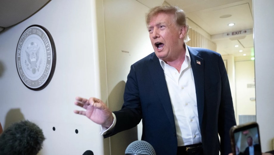 El presidente de Estados Unidos, Donald Trump, advirtió con imponer severos aranceles e incluso cortar el comercio con la Unión Europea si avanza la asociación con Canadá. (Foto: gentileza)