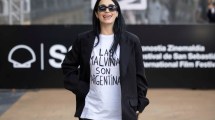 Imagen de «Las Malvinas son argentinas»: los motivos detrás de la remera que eligió Lali para el festival San Sebastián