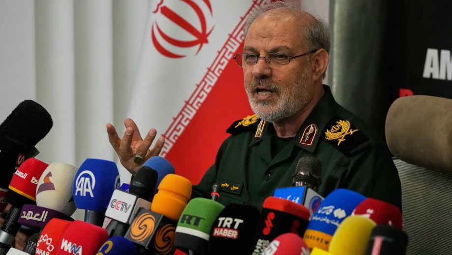El portavoz de la Guardia Revolucionaria de Irán, el general Hossein Mohebbi, habla durante una conferencia de prensa en Teherán, Irán, el martes 29 de septiembre de 2026. (Foto: AP)