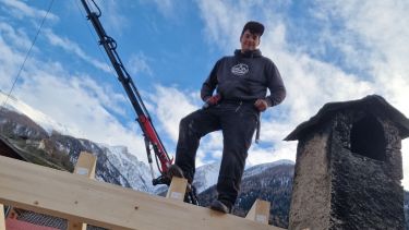 Esvásticas nazis, proyectiles antiaéreos y balas: hallazgos de un carpintero bahiense en los Alpes suizos