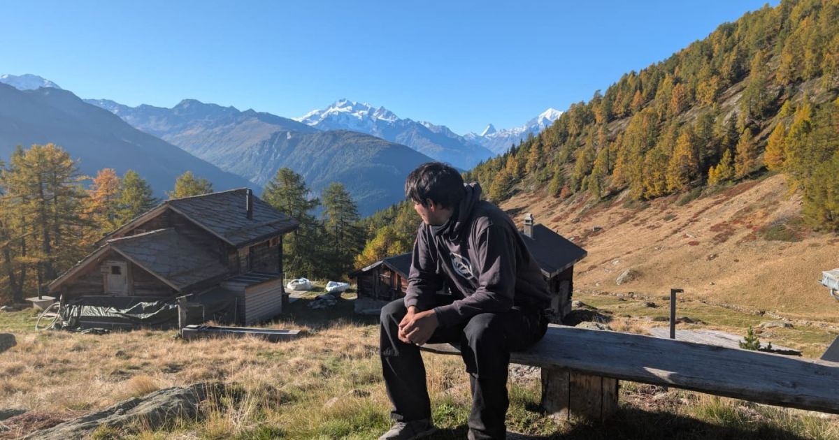 Tejas nazis, balas y otras sorpresas: lo que encontró un carpintero bahiense al restaurar casas de 200 años en Suiza