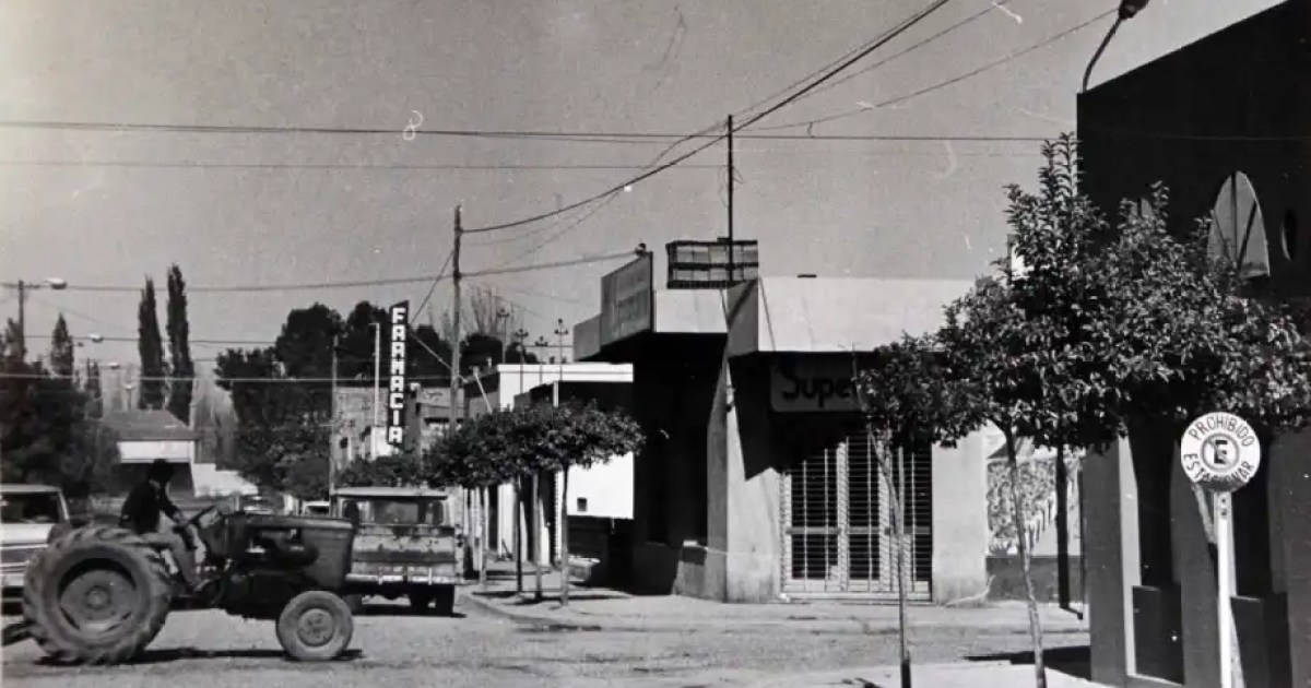 Fernández Oro promueve la digitalización de fotos para un archivo municipal