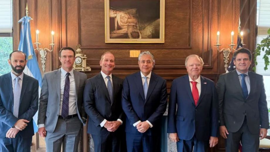 El gobernador Figueroa expuso su plan de atracción de inversones en la embajada argentina. (Neuquén informa)