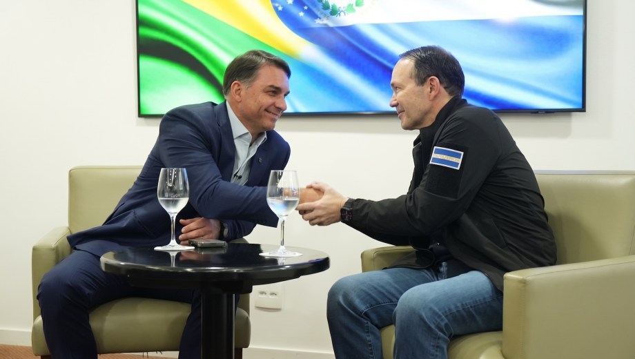 Flavio Bolsonaro y Gustavo Villatoro se reunieron en Brasil. (Foto: gentileza)