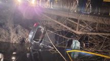 Imagen de Intenso operativo en Fernández Oro: cayó un auto a un canal y buscan a un niño de 4 años