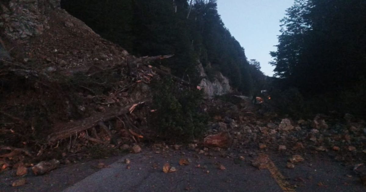 Restricciones en la Ruta 40 por un gran derrumbe entre Bariloche y El Bolsón: piden circular con extrema precaución