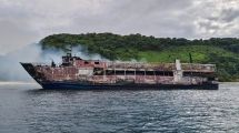 Imagen de Cinco muertos y 87 desaparecidos por el incendio de un ferry en Filipinas: dos chilenos sobrevivieron por arrojarse al agua