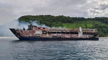 Cinco muertos y 87 desaparecidos por el incendio de un ferry en Filipinas: dos chilenos sobrevivieron por arrojarse al agua