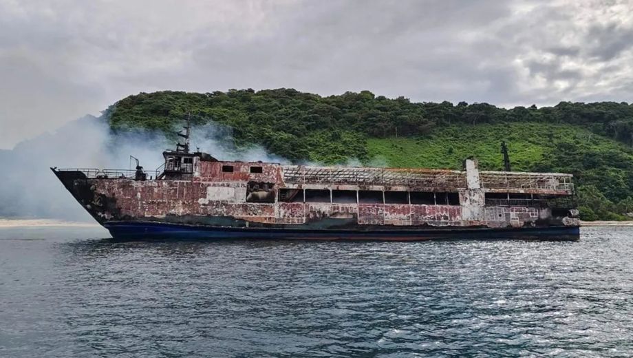 Cinco muertos y 87 desaparecidos por el incendio de un ferry en Filipinas. Foto: AFP