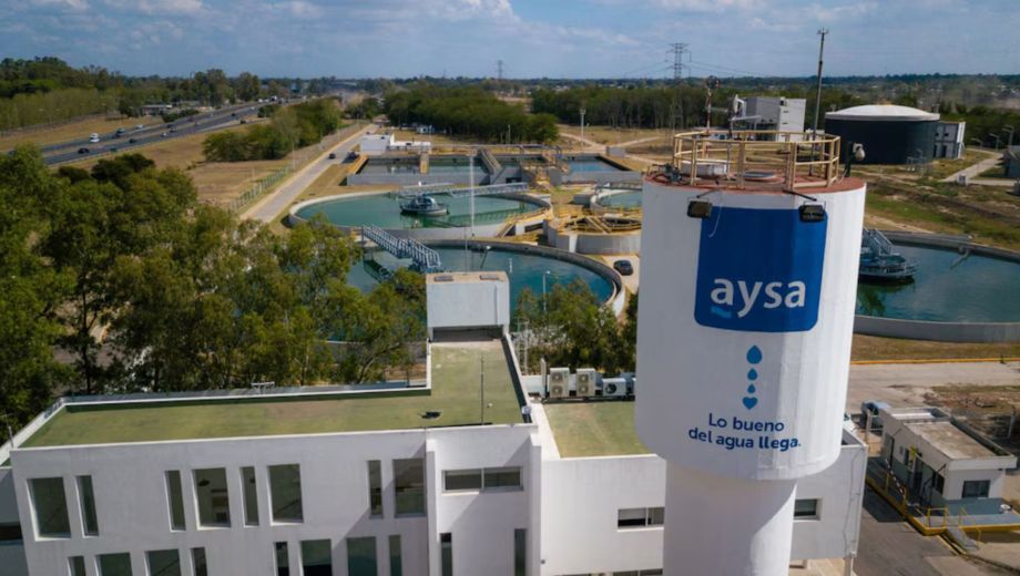 Entre ofertas y tribunales: el Gobierno abre hoy los sobres de la licitación por la privatización de AySA