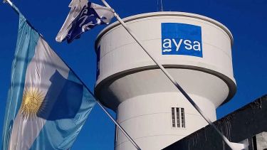 Privatización de AySA: quiénes están detrás de los dos consorcios que disputan el control de la empresa