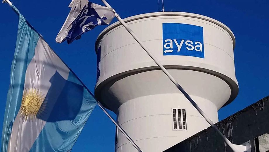 Privatización de AySA: quiénes están detrás de los dos consorcios que disputan el control de la empresa