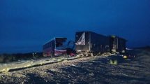 Imagen de Impactante choque entre dos colectivos en la Ruta 250,  cerca de Conesa: dos heridos fueron trasladados a Viedma