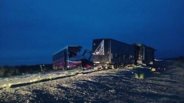 Impactante choque entre dos colectivos en la Ruta 250,  cerca de Conesa: dos heridos fueron trasladados a Viedma