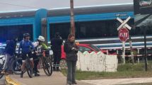 Imagen de Complicaciones en el tránsito de Neuquén: un auto cruzó las vías sin mirar y chocó con el Tren del Valle