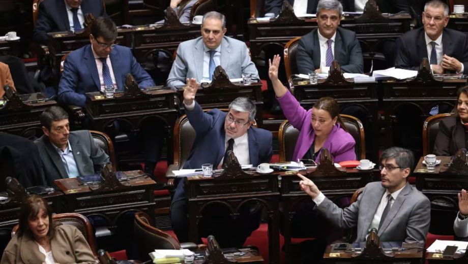 La oposición presiona para derogar el "mega" DNU 70 de Javier Milei 