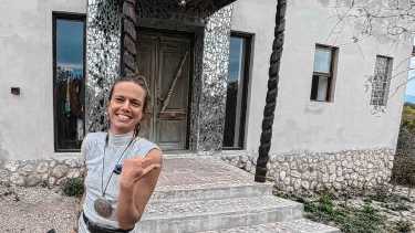 Recorrió el mundo, pero eligió Traslasierra: la francesa que construyó su casa sola en un paraíso de Córdoba