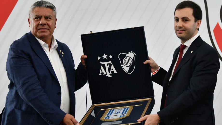 Chiqui Tapia y Stefano Di Carlo mantienen su distancia.