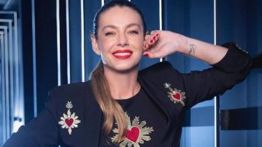 Gege Neumann combina bermudas de jean con blazer y botas altas para llevarlas a la oficina