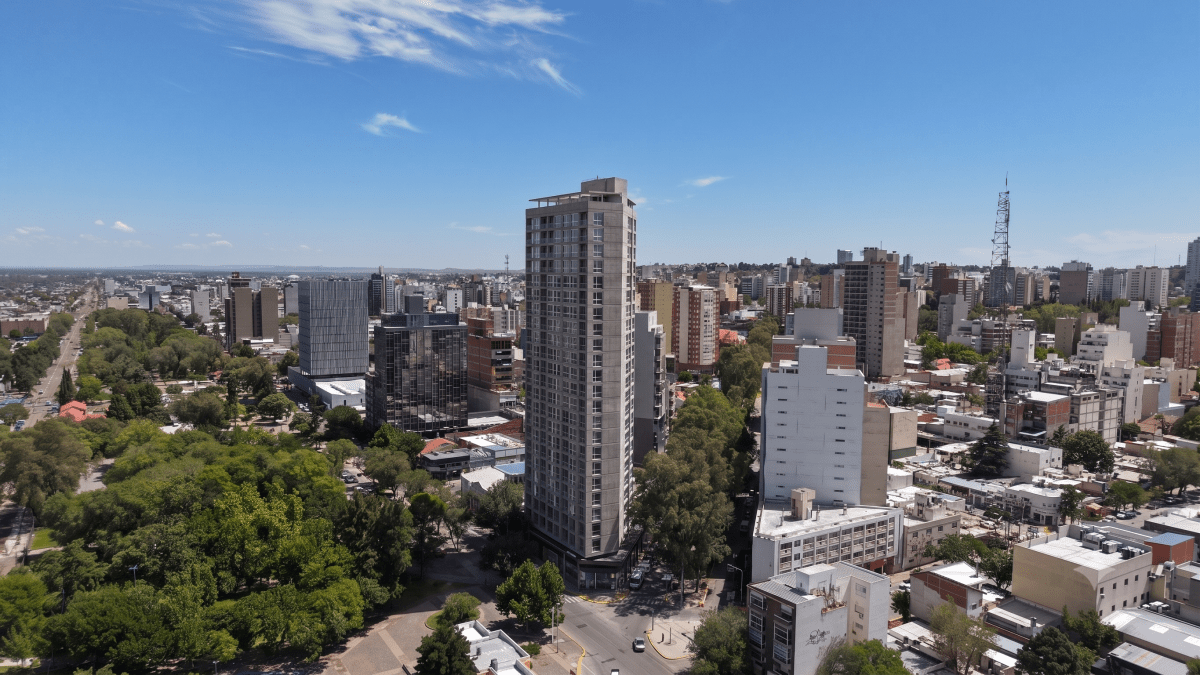 Green Tower se ubica frente al Parque Central de la ciudad y está próximo a ser inaugurado: es uno de los edificios más altos de la capital.