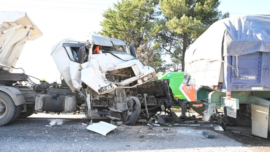 Choque de camiones en Ruta 22. Foto: Franco Urchipia.