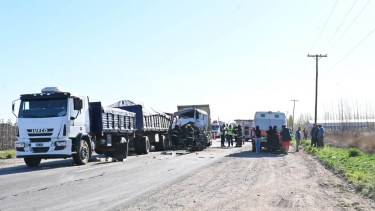 Fuerte choque entre dos camiones en la Ruta 22: desvían el tránsito hacia la Ruta 65