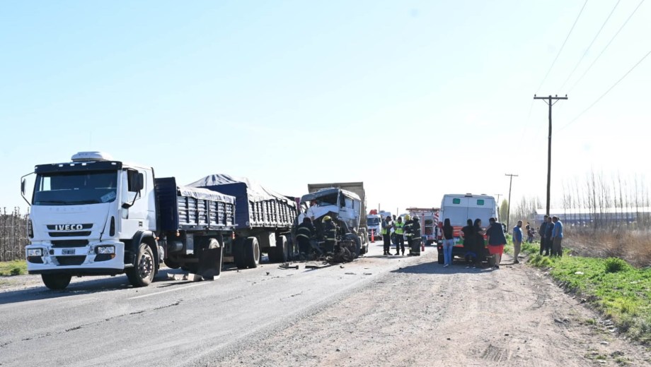 Choque de dos camiones en Ruta 22. Foto: Franco Urchipía. 
